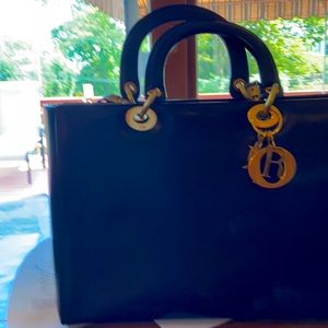 I am selling a brand new Christian Dior bag.